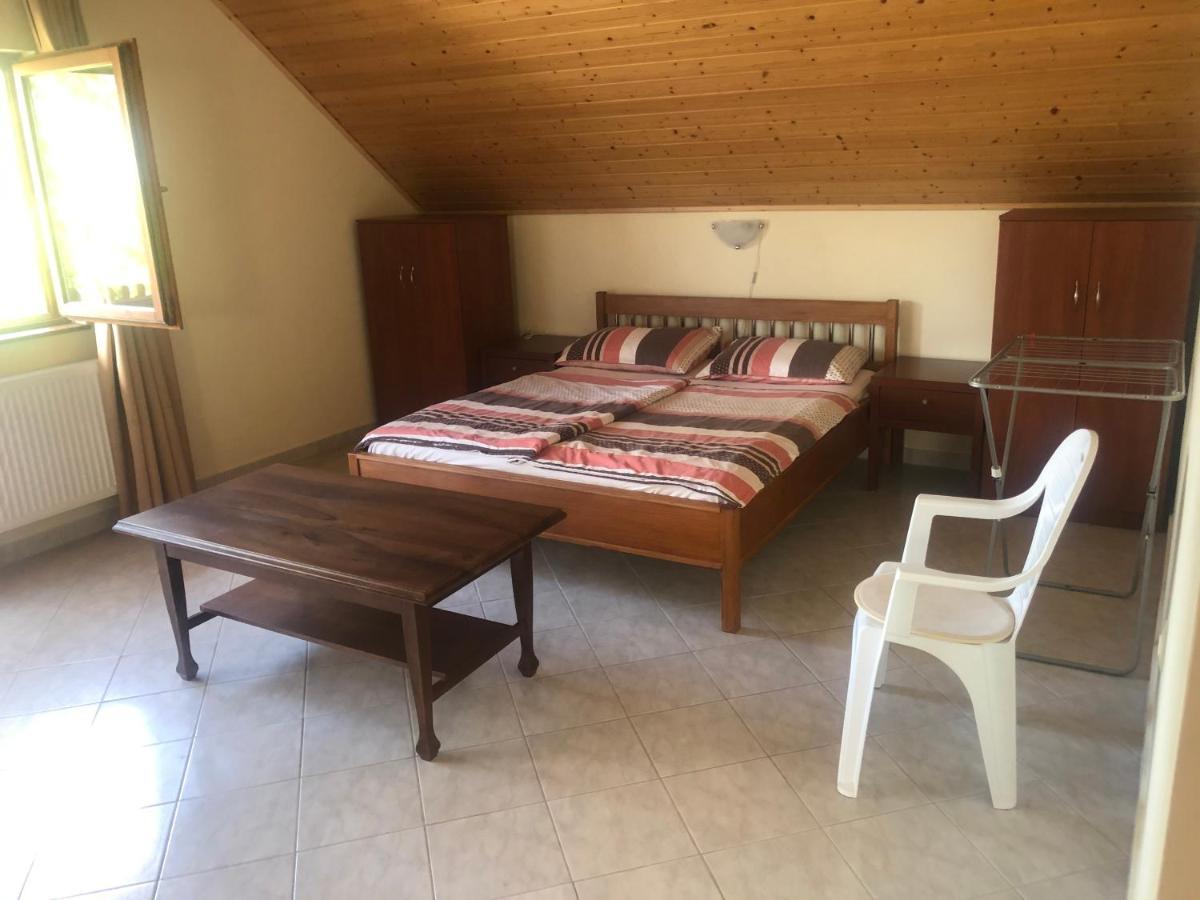Zalakarosi Égerfa Nyaralóház Földszinti és Emeleti Apartman Exterior foto